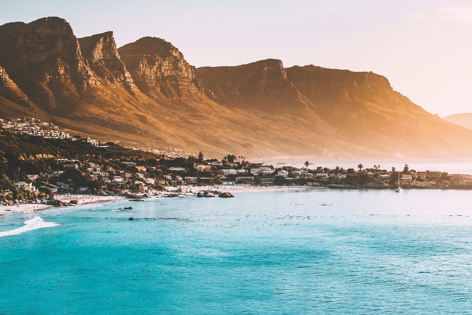 Cape Town buildings beside seashore and mountain during daytime